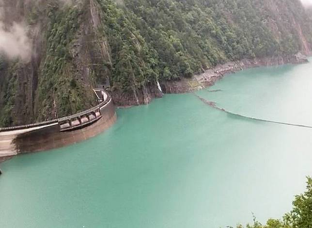 ↓盧碧颱風為中南部帶來的龐大雨量，台中德基水庫大進帳，蓄水量突破一萬四千萬噸。 （記者陳金龍翻攝）