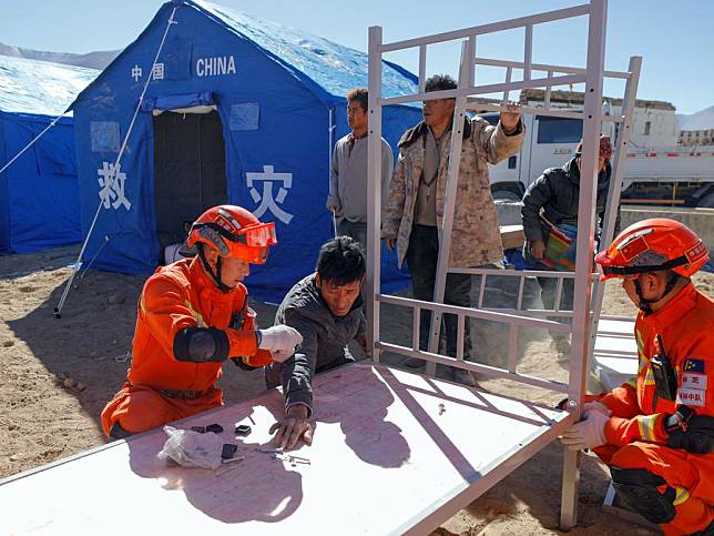 Rescuers assemble beds for quake-affected residents at a resettlement site in a village in Dingri County in Xigaze, southwest China's Xizang Autonomous Region, Jan. 8, 2025. (Xinhua/Shen Bohan)