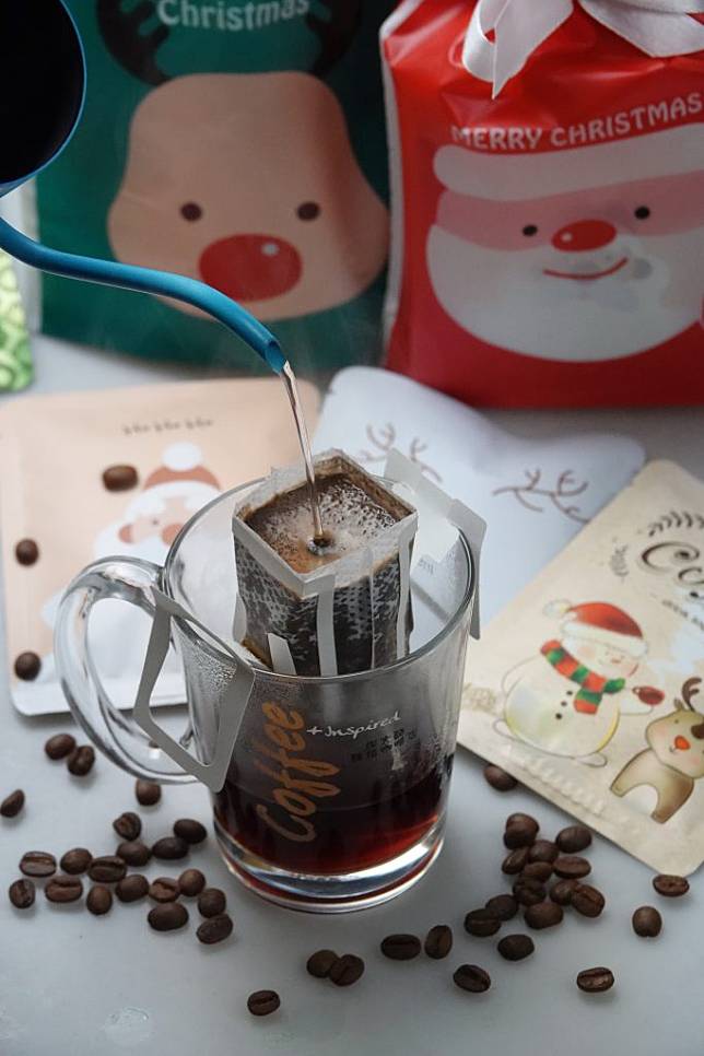 耶誕節以實用的掛耳咖啡做為交換小禮，成為流行趨勢。 （記者陳俊文攝）
