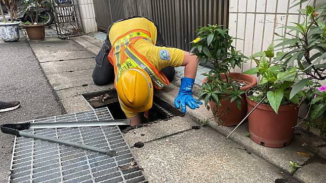 台北市環保局人員出勤撈水溝失物。（台北市環保局提供）