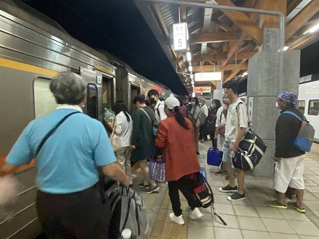 旅客搭台鐵324車次要回台南，台東站延誤85分鐘才開車，到了知本列車廣播，要大家先下車等候。(民衆提供)