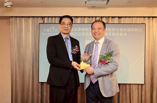 智慧人居產業促進會新任會長，在內政部建研所組長羅時麒（圖左）見證下，由艾克思總經理辛建民（圖右）連任當選。圖／業者提供。
