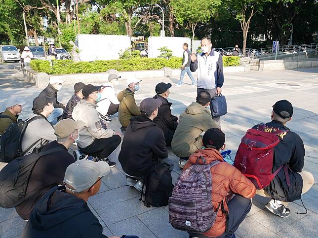 屏東縣替代役261梯次役男今日入營，軍人服務站專員袁光武到場宣導軍人之友社服務工作。（屏東縣軍人服務站提供）