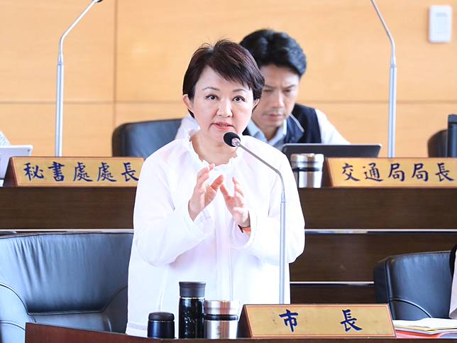民進黨議員張家銨等人質疑，中火燃氣機組申請許可，遭市府行政阻礙，環保局長允加班處理。市長盧秀燕答詢表示，安全至上，（圖：中市府府提供）
