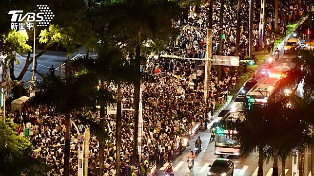 中山南路上人們如潮湧。（圖／胡瑞麒攝）