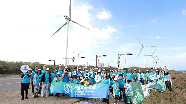 海龍風電周末帶員工赴彰化伸港淨灘。海龍提供