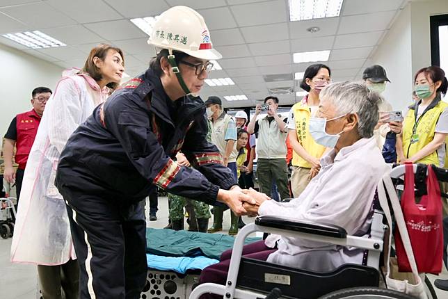 高雄市長陳其邁前往山區關心居民預防性撤離情況。（記者吳門鍵攝）