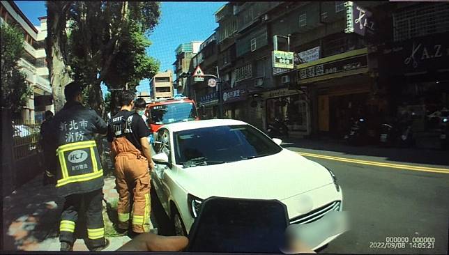 2歲女童因此遭反鎖在車內，林男心急如焚，立即報警請求協助。（樹林警分局提供）