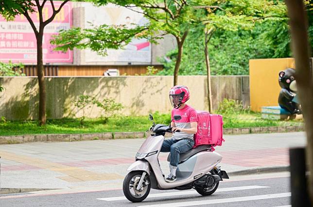 9日交通部預告修法訂定機車外送費率公式，消費者關注外送平台是否漲價？foodpanda今給答案了。（圖為外送示意） 圖：foodpanda／提供