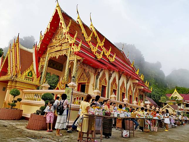 ชาวพุทธพังงาร่วมทอดผ้าป่าพร้อมทำบุญตักบาตรเทโวท่ามกลางทะเลหมอก