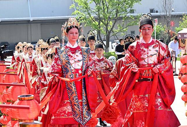 Newly-wed couples attend a group wedding in Qingdao, east China's Shandong Province, May 9, 2024. (Xinhua/Li Ziheng)