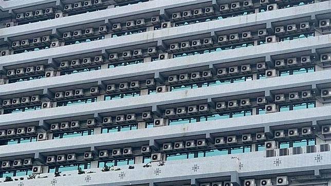 大樓背面掛滿292台冷氣室外機。圖∕爆廢公社