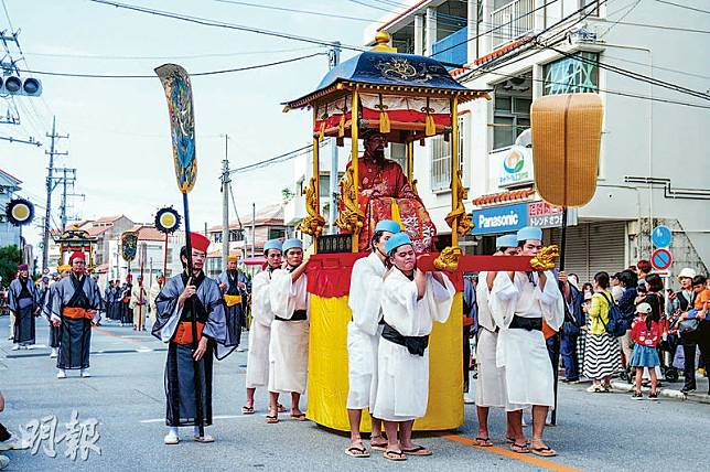 「古式行列」是首里城復興祭重頭戲，一行人穿上傳統服裝，在首里城附近巡遊，非常壯觀！（張淑媚攝）