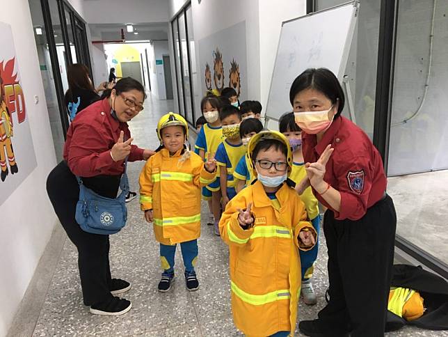 三十位幼兒到暖暖消防分隊參訪，了解防災工作及自救要領。（記者張上耕翻攝）
