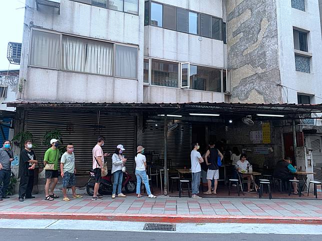 台北古亭捷運站同安街麵線羹，在地五十年無名老店，麻辣臭豆腐、料多麵線羹，不排隊吃不到的好滋味！ 