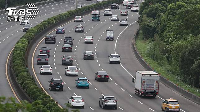 民眾開車上高速公路最怕就是遇到龜速車。（圖／TVBS資料畫面）