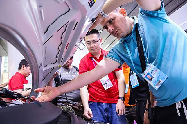 A visitor learns about a new energy vehicle of BYD during the 135th session of the China Import and Export Fair, also known as the Canton Fair, in Guangzhou, south China's Guangdong Province, April 15, 2024. (Xinhua/Liu Dawei)