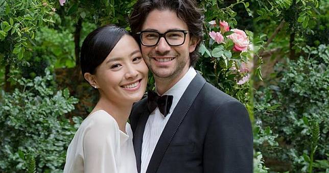 陳法拉與丈夫司馬諾昨晚（香港時間）在Instagram分享他們的新婚合照。（陳法拉Instagram圖片）