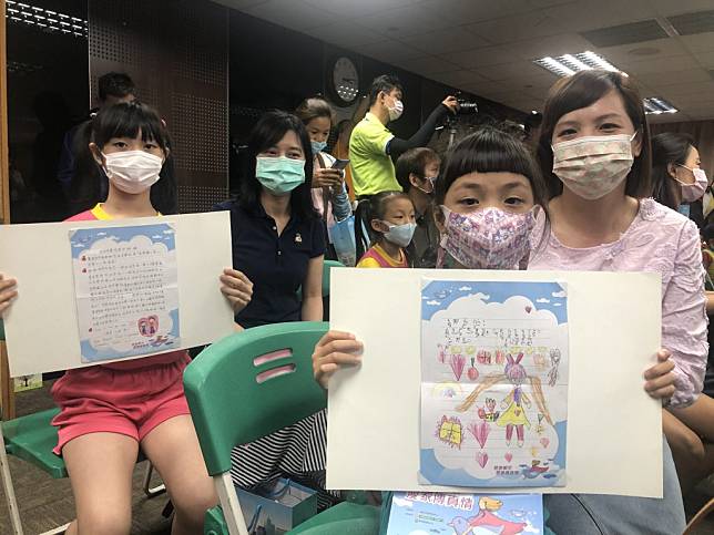 示範幼兒園江羽渘與西門實驗小學董沁瑜（左）分享她們書寫的卡片內容。 （記者施春瑛攝）