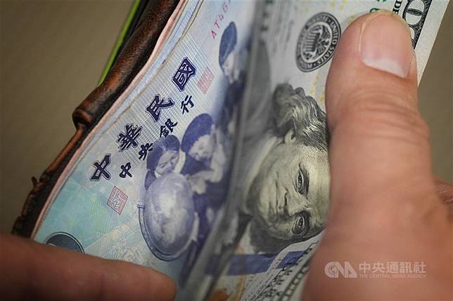 央行公布4月底外匯存底金額為5828.32億美元，較3月大增48.10億美元，創歷史新高。（中央社檔案照片）