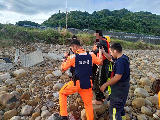 大陸浙江王姓男子駕橡皮艇直闖新北市林口海邊。（海巡署提供）