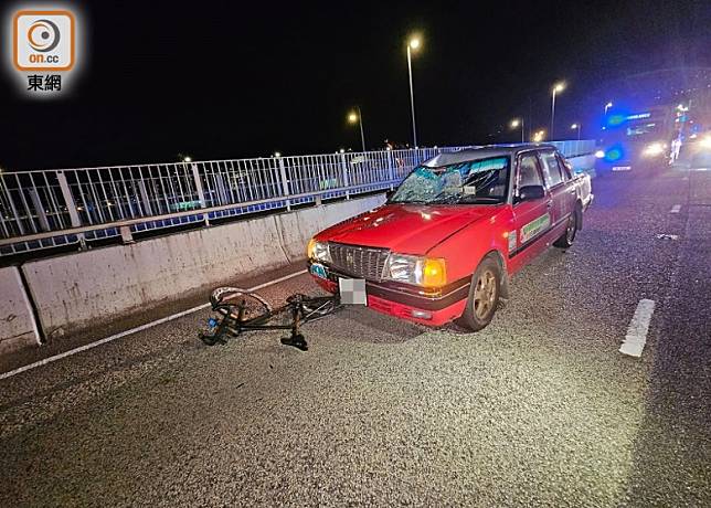 青衣南橋的士撞單車意外。(胡德威攝)