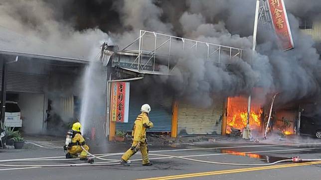 高雄美濃區一間金香舖在今早7點多發生火警。
