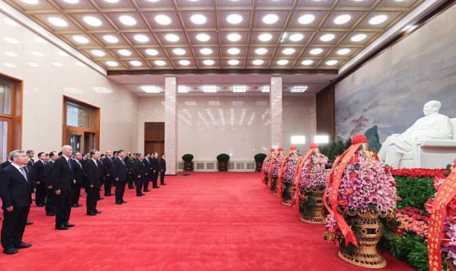 習近平等中共中央領導人 26 日到毛主席紀念堂瞻仰毛澤東遺容。 圖：翻攝自蔡慎坤個人X帳號