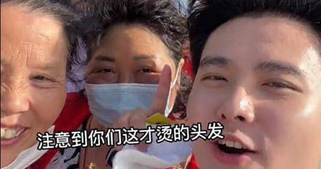 歡樂滿點！　22歲小鮮肉誤入老人旅行團竟變半個導遊