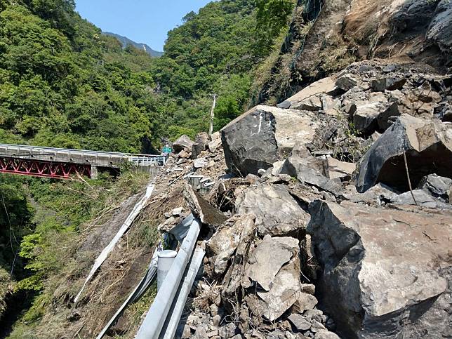 復興區台7線疑因受到上週地震影響，山壁土石鬆動，加上連日大雨，今早發生落石坍方意外。   圖：大溪分局／提供