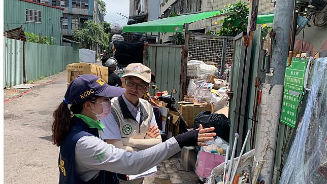 疾管署副署長羅一鈞下週一起進駐台南協助對抗登革熱疫情，圖為日前羅第八度南下走訪登革熱高風險區域。疾管署提供