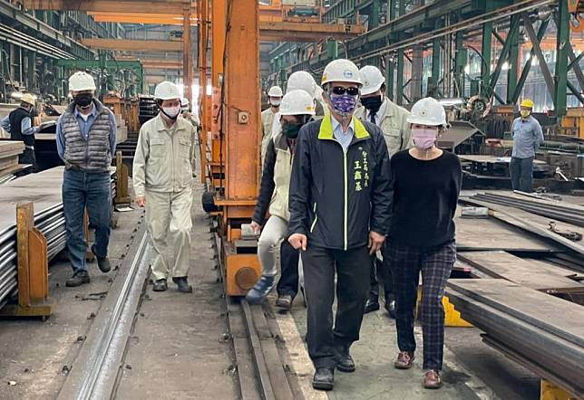 勞工局長王鑫基（圖中）率隊前往長榮鋼鐵新營廠實施突擊檢查。 （勞工局提供）