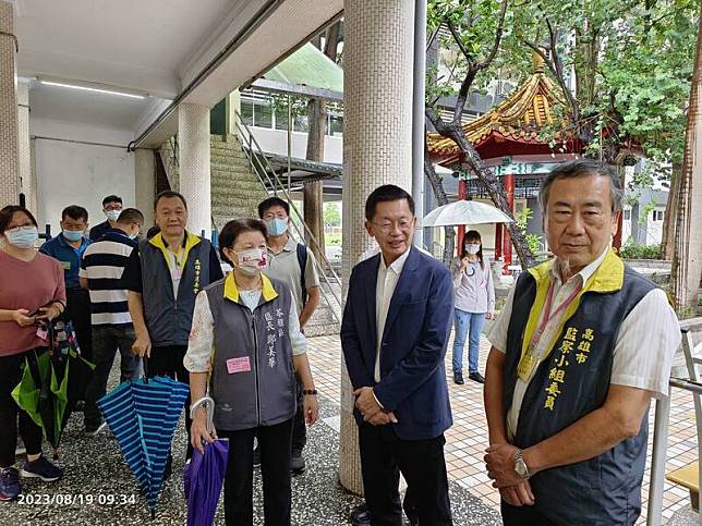 高雄市北金里、普照里長補選，市府祕書長郭添貴(右2)到投開票所視察慰問工作人員。(記者王榮祥翻攝)