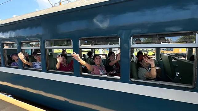 台鐵費心復舊的「藍皮解憂號觀光列車」從110年10月23日復駛以來，掀起一波復古鐵道旅遊熱潮。