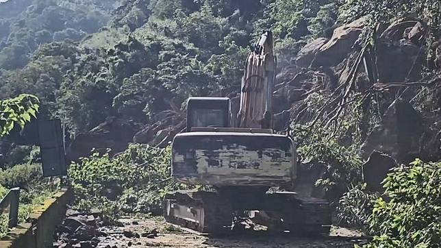 怪手與重機具加速清通坍方路段。民眾提供