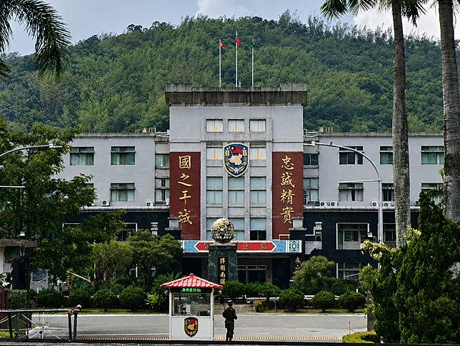 陸軍八軍團高雄後備旅一位林姓上校旅長，遭爆料於本月1日深夜，帶領部隊校級幹部，前往位在高雄市一處著名「有女陪侍」的制服酒店，且狂歡至清晨。 圖：翻攝自Google Map