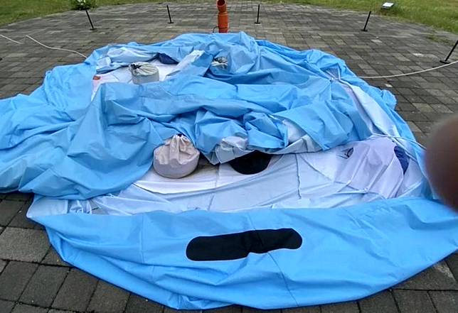 台中驛鐵道文化園區展出的大型「貓貓蟲咖波」氣偶，遭不明人士持刀割破毀損，造成原本可愛模樣消風變成一攤破布。　　　 （記者陳金龍攝）