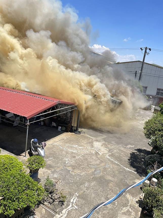 彰化市彰馬路三二九巷一棟鐵皮建築倉庫九日中午發生火警，所幸消防人員及時滅火，無人傷亡。(記者曾厚銘攝)