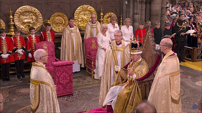 英國國王查爾斯三世正式戴上象徵王權的「聖愛德華王冠」(St. Edward's Crown)。(圖擷取自「The Royal Family」YouTube)
