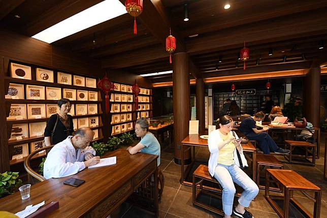 People wait to see doctor at a traditional Chinese medicine clinic in Qiaoxi historical and cultural block along the Grand Canal in Hangzhou, east China's Zhejiang Province, June 12, 2024.(Xinhua/Weng Xinyang)