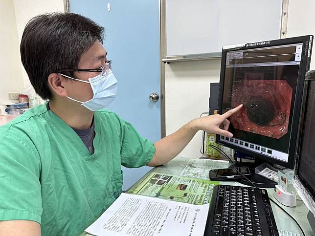 醫師陳昌志表示，潰瘍性結腸炎是發炎性腸道疾病的一種，與遺傳及環境影響有關。（記者湯朝村翻攝)