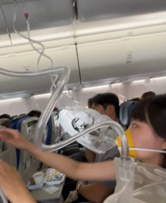 大韓航空KE-189班機發生系統失常事件，旅客紛紛按指示戴上氧氣面罩。 （圖／旅客提供）