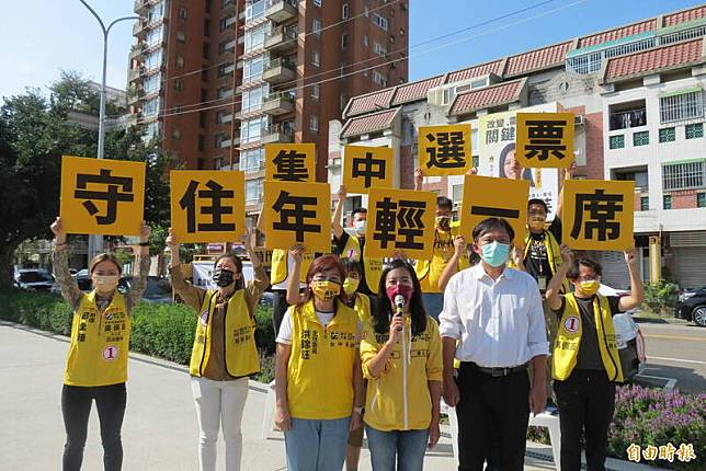 黃國昌南下台中為南屯市議員候選人吳佩芸(中)輔選車隊掃街。(記者蘇金鳳攝)