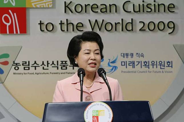 南韓前第一夫人、前總統李明博之妻金潤玉（Korea.net @Wikipedia / CC BY-SA 2.0）