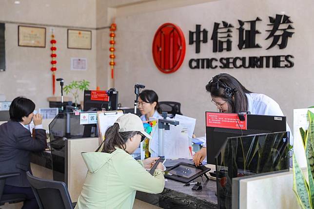 Investors open accounts at a securities firm in Qingdao, east China's Shandong Province, Oct. 8, 2024. (Photo by Zhang Ying/Xinhua)