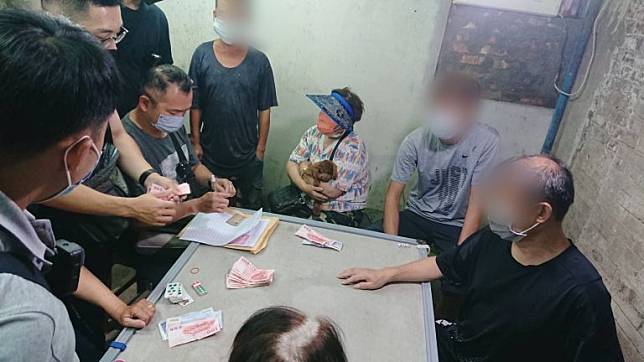 岡山警方破獲工寮職業賭場，逮十三名賭客。（記者陸瓊娟翻攝）