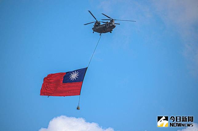 ▲110年國慶，陸航CH-47直升機吊掛65坪巨幅國旗飛越凱道上空。（圖／記者葉政勳攝。2021.10.10）
