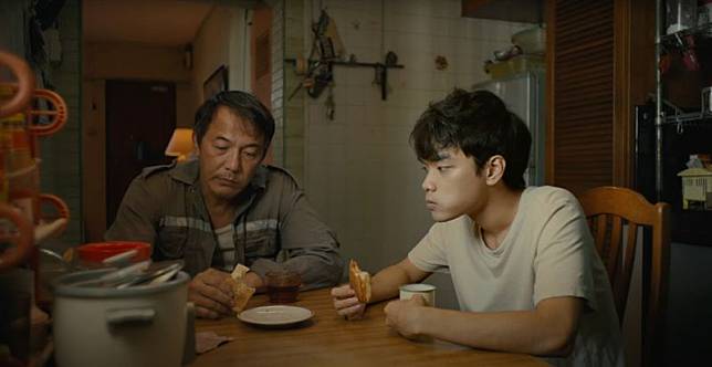 戴立忍（左）在《明天比昨天長久》演出移民到新加坡的藍領單親父親，他與飾演兒子的陳嘉良是關係疏離的父子。（飛望影像有限公司提供）