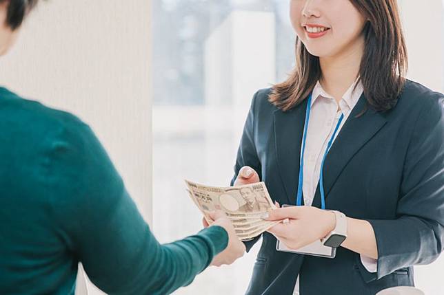 一名女子感嘆，考了6張證照進銀行，工作卻無法撐到一年。示意圖／photoAC