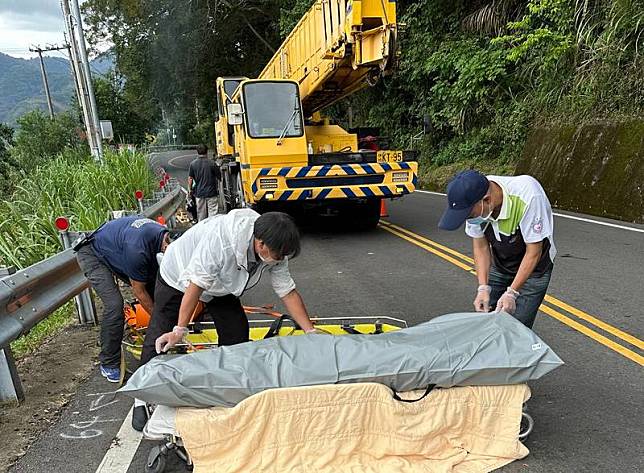 阿里山公路68.8公里處日前發生民眾墜谷事件，警消 歷經多日搜索，終在300公尺深的谷底發現墜谷男子 遺體，25日出動大型吊車將遺體自谷底吊出。 （民眾提供） 中央社記者蔡智明傳真 113年5月25日